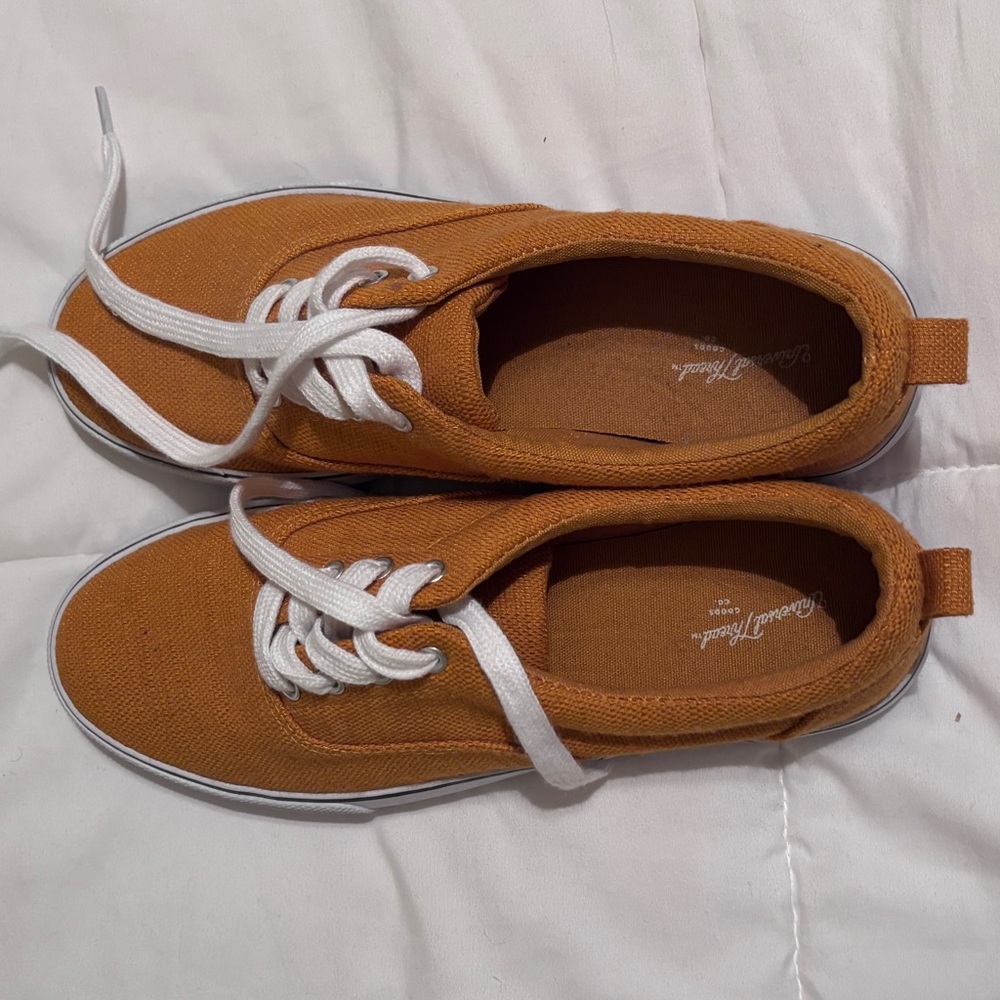 Universal Thread Women’s sneakers - size 7